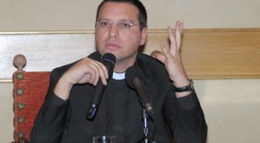 Don Merola show: dalla politica all’intrattenimento, tutte le dichiarazioni al vetriolo dell’ex parroco di Forcella