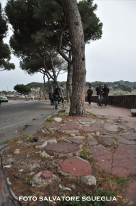 Napoli: marciapiedi inutilizzabili a via Manzoni