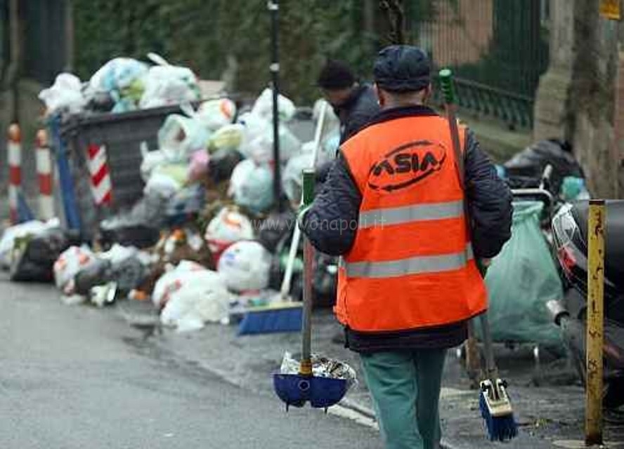 Napoli invasa dai rifiuti: 