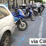 Le moto invadono le strisce blu al Vomero: la protesta e le foto di un cittadino