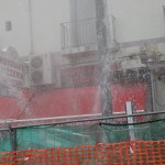 Scoppia una conduttura a piazza Garibaldi, geyser d'acqua alto 8 metri e stazione Circum allagata