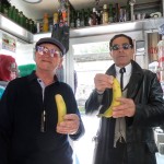 Tutti con la banana in mano: Napoli per Dani Alves, l'iniziativa della Radiazza