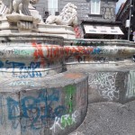 Fontana del Reuccio di nuovo imbrattata dai vandali