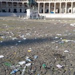 Piazza Plebiscito: smantellamento record, ma restano le cartacce