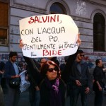 Segretario della Lega Nord Salvini scacciato dai Neo-borbonici durante un comizio