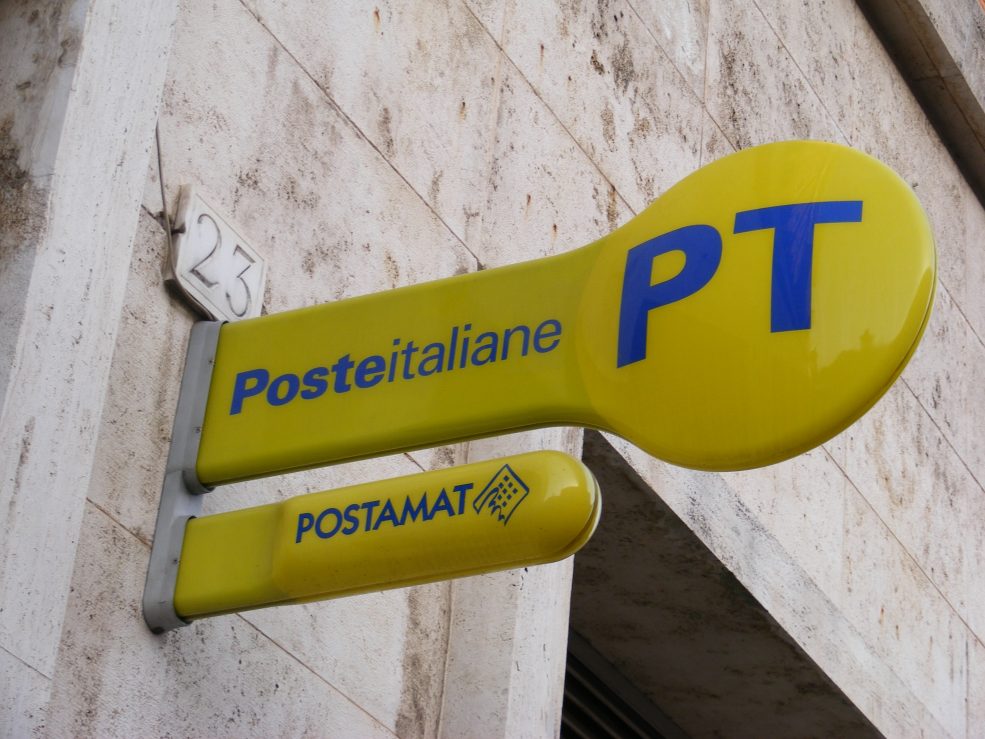 Con volto coperto hanno rapinato l'ufficio postale nel comune di Frattamaggiore dopo aver sequestrato il direttore. 
