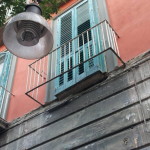 Scampata tragedia in Piazza Bellini: crolla un balcone sui passanti