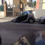 Voragine a Materdei, la strada sprofonda e inghiottisce un'auto (VIDEO)