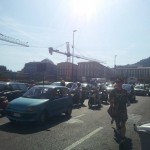 Morto in auto a piazza Municipio, paura e sgomento tra i passanti (FOTO)