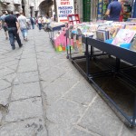 Le bancarelle di libri ritornano a popolare Port'Alba grazie alle rotelline. La Polizia Municipale controlla l'area(FOTO)