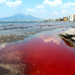 Castellammare di Stabia: dopo la schiuma, adesso il mare diventa rosso sangue (FOTO)