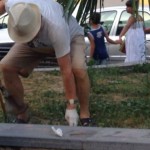 "Basta, siamo stanchi dell'immondizia!": così i cittadini di Bagnoli si armano di scope e puliscono il quartiere (FOTO)