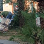 "Basta, siamo stanchi dell'immondizia!": così i cittadini di Bagnoli si armano di scope e puliscono il quartiere (FOTO)