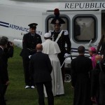 Seguiamo in diretta il Papa nella sua visita a Caserta. Bergoglio: "Amo ripetere, non fatevi rubare la speranza" (FOTO)