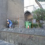 Finalmente ripuliti i giardinetti di Santa Chiara sommersi di rifiuti da oltre due settimane