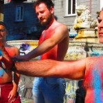 Monumenti imbrattati: si dipingono il corpo per protesta (FOTO)
