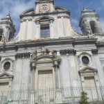 Chiesa dei Gerolomini nella munnezza. Ecco come è ridotto il capolavoro barocco nel cuore di Napoli