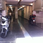 Tribunale o garage? Il Palazzo di Giustizia di Napoli si trasforma in un parcheggio (FOTO)