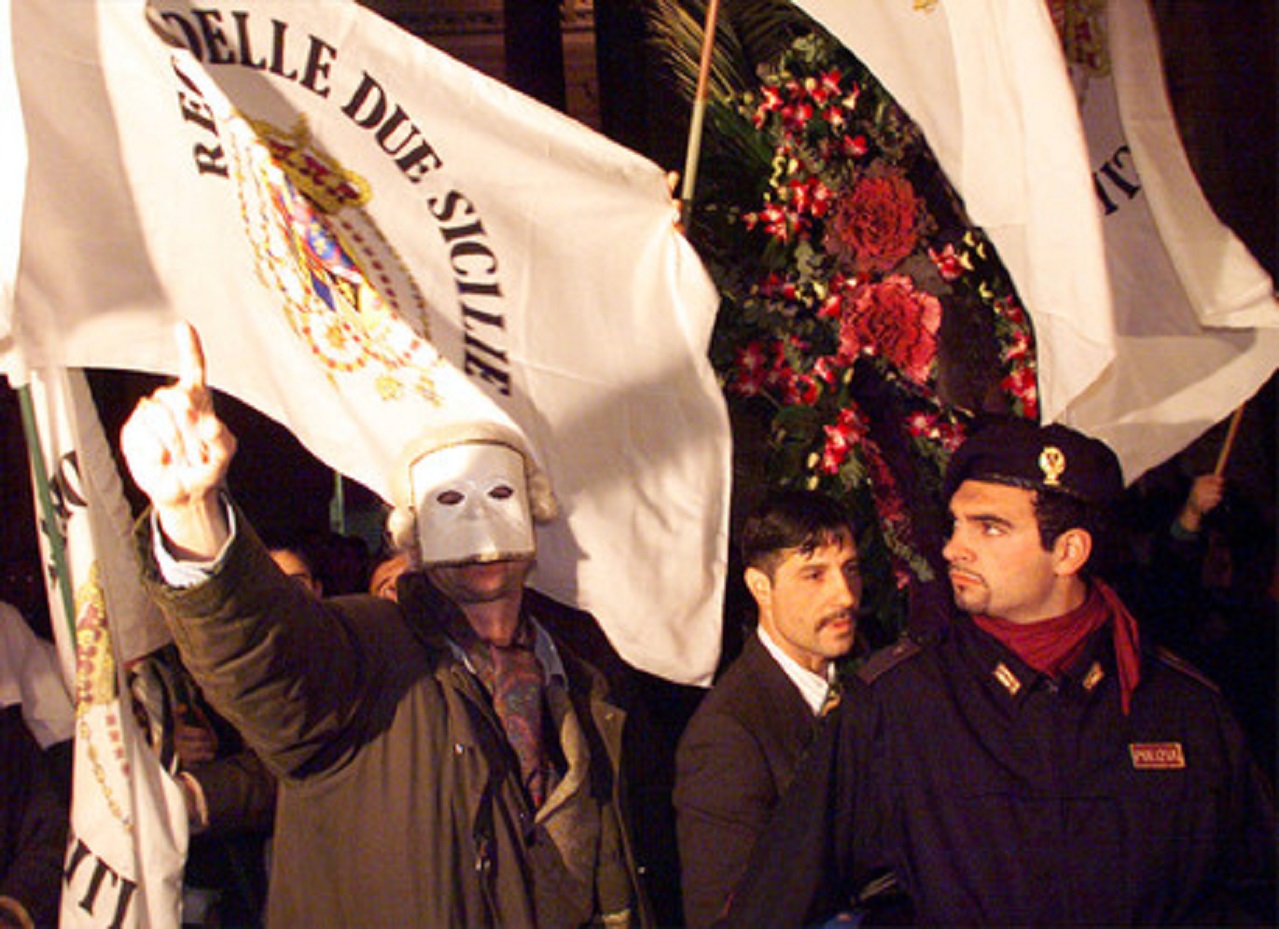 Napoli 8 gennaio La protesta dei neoborbonici all'esterno del teatro San carlo di Napoli in occasione della prima di 