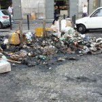 Rifiuti bruciati e diossina nel pieno centro di Napoli