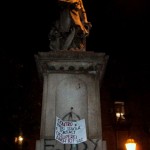 Dante contro Renzi: ecco la protesta degli studenti con i monumenti (FT)