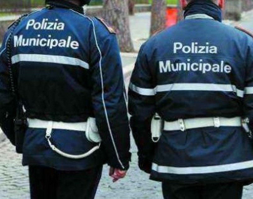 Agenti polizia locale aggrediti durante controlli a Napoli