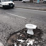 Buche a Napoli: per segnalarle adesso si usano anche i WC (FOTO)