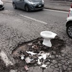 Buche a Napoli: per segnalarle adesso si usano anche i WC (FOTO)