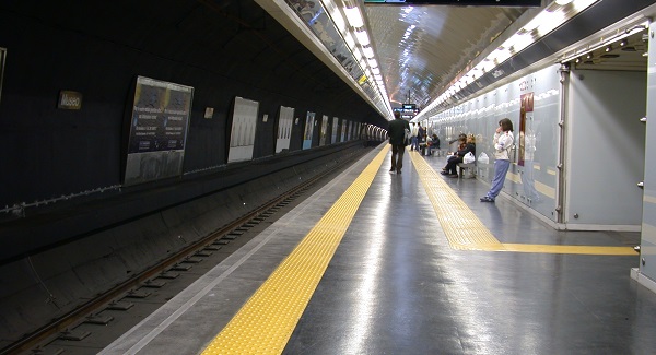 Metropolitana di Napoli: a breve si potranno usare i cellulari sottoterra