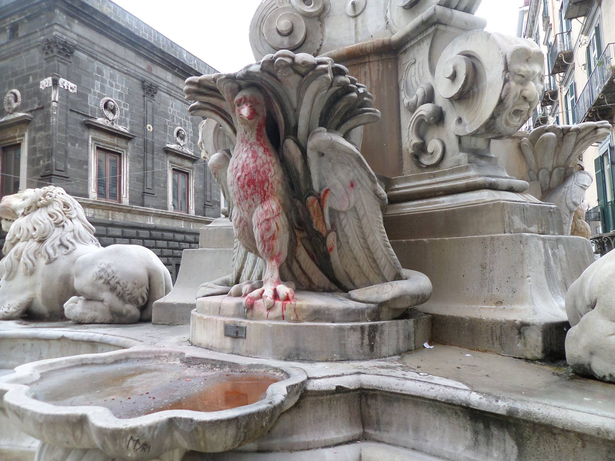 Fontana Monteoliveto ancora vandalizzata. Scoppia la polemica: "Perchè nessun controllo?"