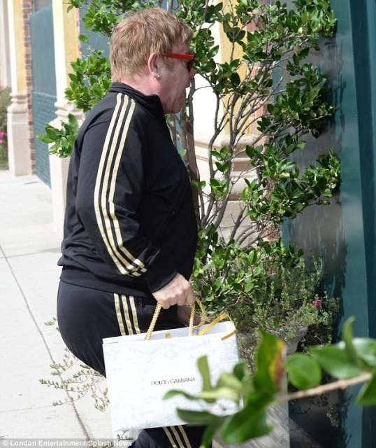 #BoycottDolceGabbana afferma Sir. Elton John: beccato con la borsa D&G a due giorni dal boicottaggio