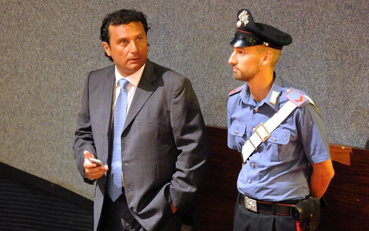 Francesco Schettino, oggi decisione riesame su arresto. I pm: "Pericolo di fuga"