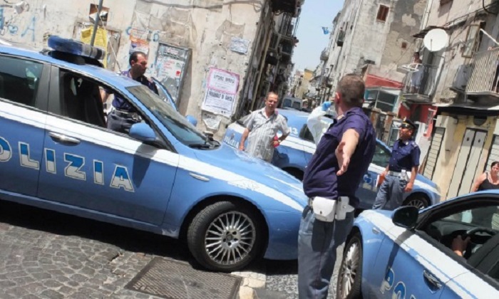 Rione Sanità, non si fermano all'alt. Schiaffi ai poliziotti per difenderli