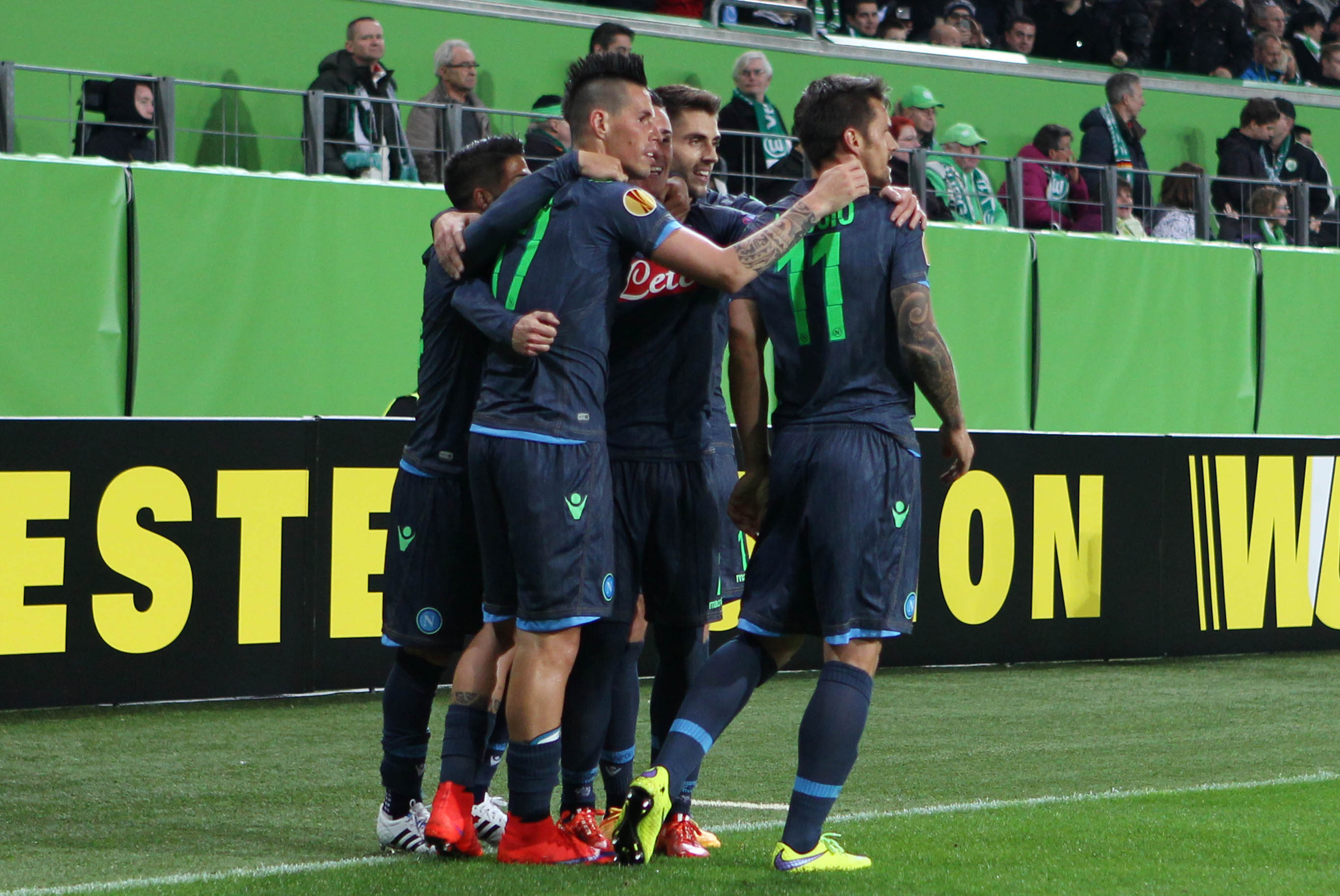 Wolfsburg Napoli 1-4. Gli azzurri a valanga sul Wolfsburg. 4 gol e qualificazione in tasca