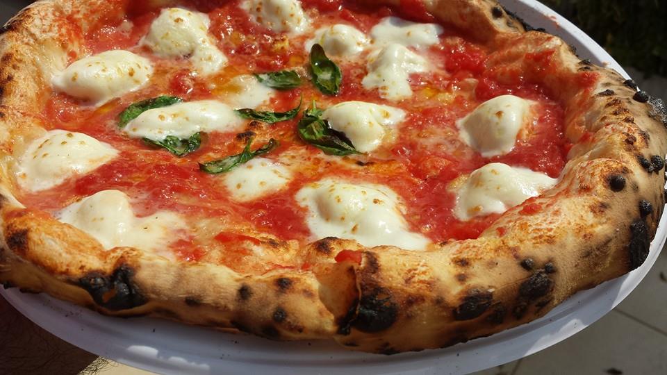 Pizza vs McDonald: l'Associazione Verace Pizza Napoletana minaccia azioni legali contro la multinazionale