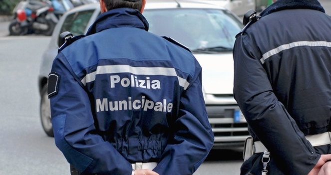 Napoli, investe vigile che prova a fargli la multa: denunciato automobilista