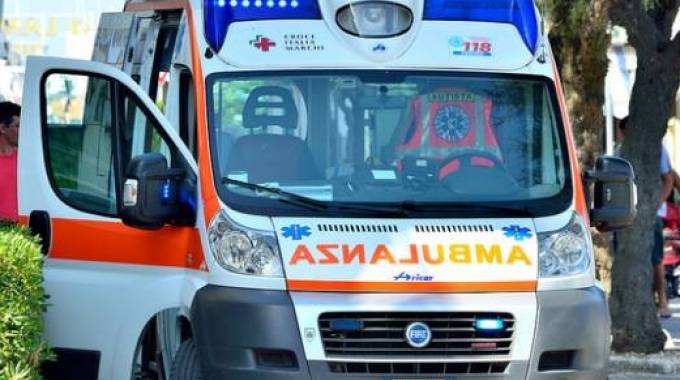 Pistola puntata alla testa di un medico: “Se mia moglie muore ti sparo”