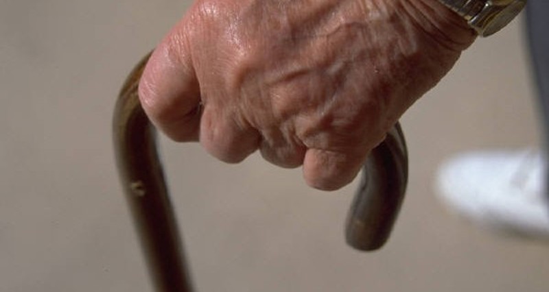 Storie di solidarietà: prete aiuta 61enne disperato per la rottura del suo bastone