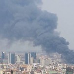 Nuovo incendio a Napoli, una colonna di fumo si alza a Gianturco (VIDEO)