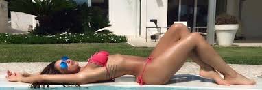 Anna Tatangelo: scatti sexy a bordo piscina