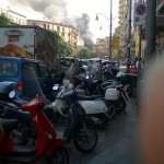 Napoli, rifiuti in fiamme: colonne di fumo visibili anche a distanza