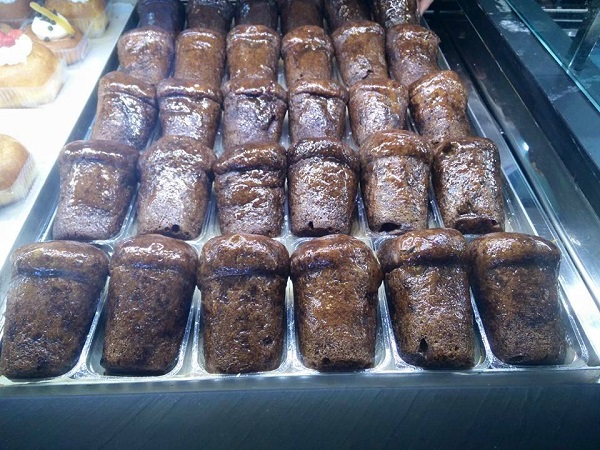 Babà nero contro il razzismo, realizzato da Eccellenze Campane