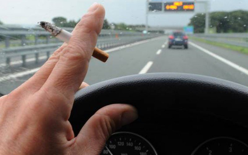 Divieto di fumare in auto: la proposta dei senatori di 