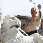 Si taglia per protesta a Napoli: "Non mi pagano da mesi" (FOTO e VIDEO)