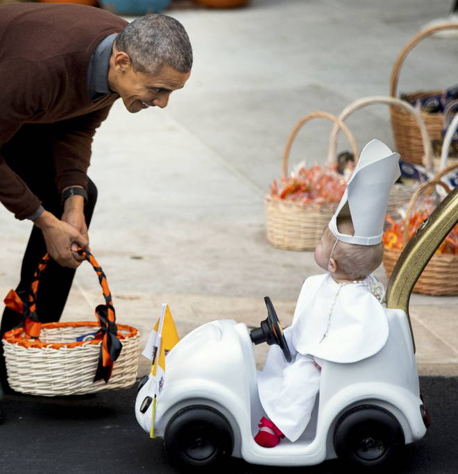 Halloween: bambino vestito da Papa Francesco e cani in maschera