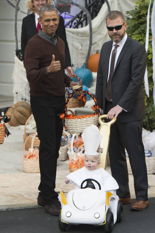 Halloween: bambino vestito da Papa Francesco e cani in maschera