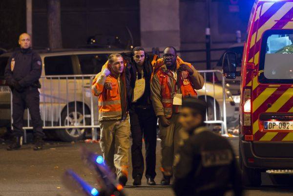 Parigi sotto attacco. Dichiarato stato di emergenza. La Francia ha chiuso le frontiere (FOTO E VIDEO)