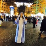 La pornostar Valentina Nappi a zonzo per Napoli travestita da Modanna (Foto)