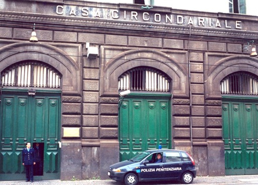 Cellulari e droga in carcere, arrestato il garante dei detenuti di Napoli
