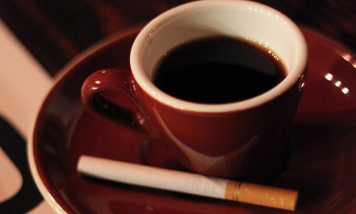 Caffè gratis a chi non getta il mozzicone di sigaretta per strada a Napoli